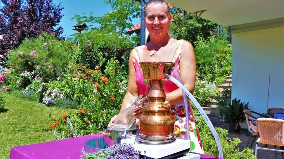 Veronika Graf mit ihrer Destille, mit der sie die Destillate herstellt
