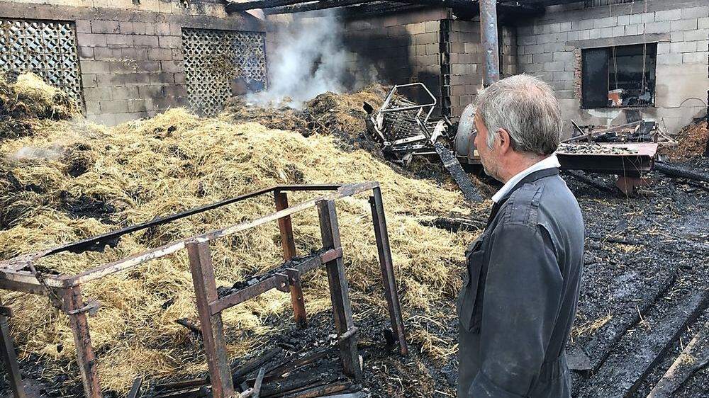 Landwirt Johann Setz im niedergebrannten Stall