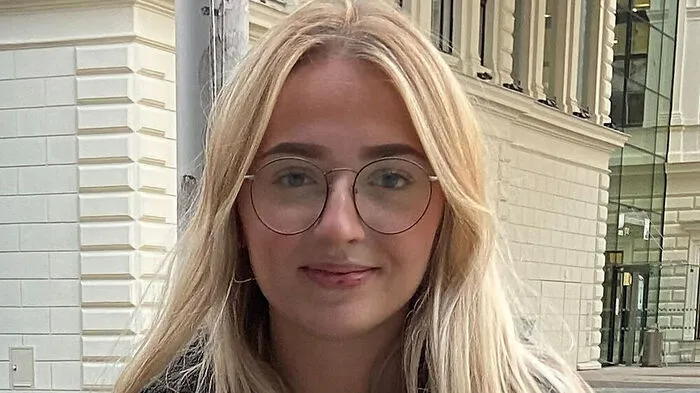 Lavinia Zauner (19) Eisenerz/Wien: Die Matura am BORG Eisenerz war für mich keineswegs eine abgespeckte Corona-Matura. Wir mussten uns vier Jahre gut darauf vorbereiten, und die schriftliche Matura war überhaupt nicht anders als in den Jahren zuvor. Wir haben eine vollwertige Matura gemacht, die keineswegs leichter war als andere.