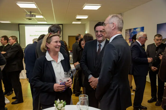 Unter den Gästen: Landtagspräsidentin Bettina Vollath und Landesamtsdirektor Gerald Hirt, selbst mit Polizei-Vergangenheit.