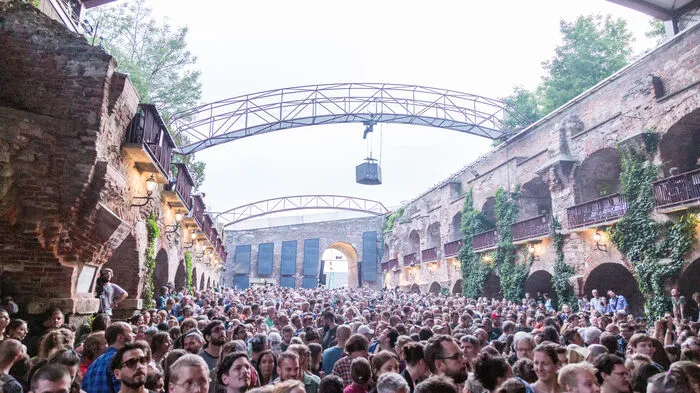 Seit Wochen ausverkauft war das Auftaktkonzert zum springfestival 2019 auf der Schloßbergbühne Kasematten ...