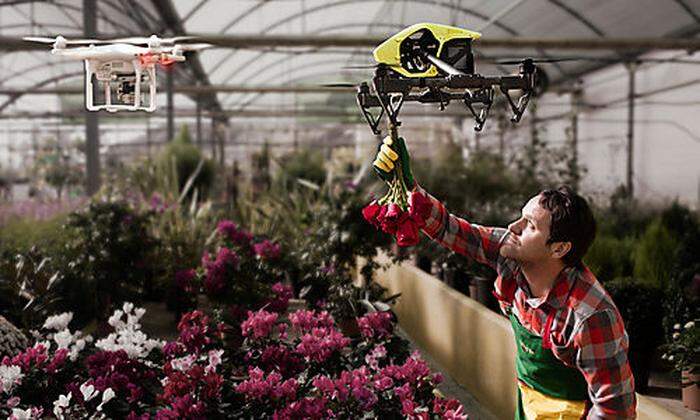Die Drohne soll für den Fahrer Botendienste erledigen
