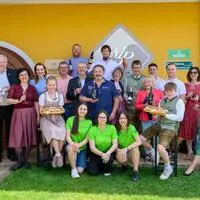 Zahlreiche Teilnehmer aus der südsteirischen Kulinarik finden sich in Leutschach zum Weinkulinarium ein