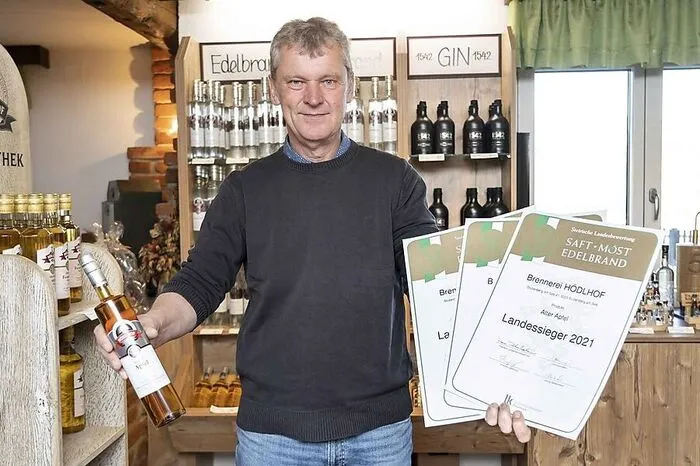 Obst veredeln will gelernt sein: Bei der Edelbrandprämierung gab es für den Bezirk mehrere Landessiege sowie 43 Mal Gold und 45 Mal Silber. Alfred Dunst vom Hödlhof in Stubenberg (Bild) überzeugte die Jury dabei gleich mehrfach.