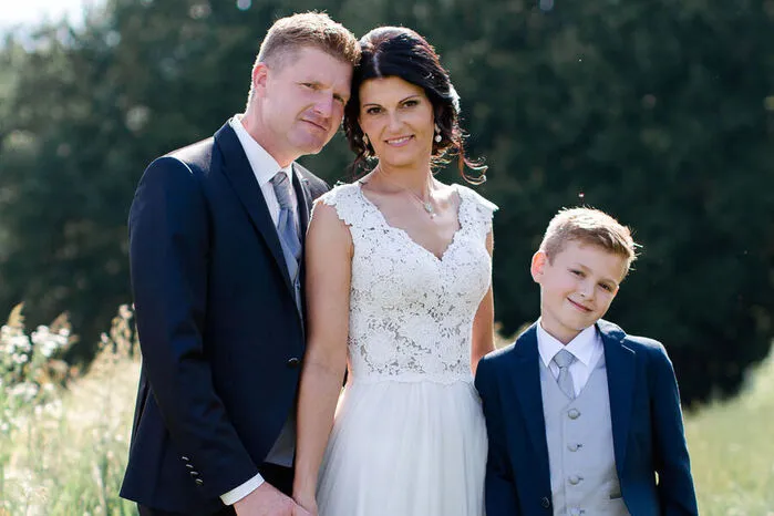 In den malerischen Weinbergen gaben sich Anita Fröhlich und Christian Peißl aus St. Nikolai im Sausal das Jawort. Geheiratet wurde am 20. Juni 2019 im Weingartenhotel Harkamp am Flamberg. Glücklich war nicht nur das Brautpaar (das sich bei allen Verwandten und Freunden für den schönen Tag herzlich bedankt), sondern auch Sohn Fabian.