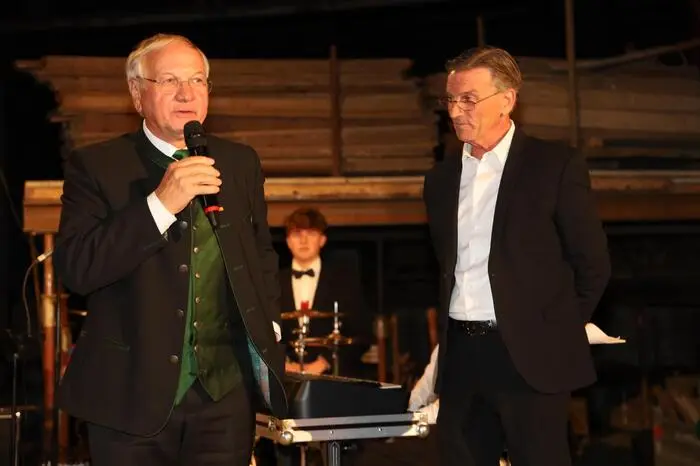 Unter den zahlreichen Gästen war Bürgermeister Josef Ober, der selbst eine Maurerlehre bei der Baufirma Puchleitner absolviert hatte. Im Namen der Stadtgemeinde Feldbach überreichte er eine Dankesurkunde