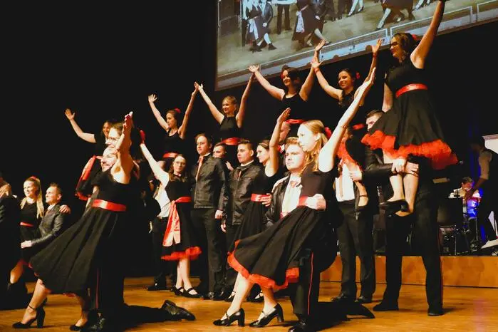 Für Stimmung auf der Tanzfläche sorgte die Band „Austria Live“. Ein besonderer Höhepunkt der Ballnacht war die Eröffnungspolonaise der Feuerwehrkameraden mit ihren Partnerinnen und die Mitternachtseinlage, die für großen Applaus sorgte. 