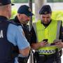 Die Polizisten aus der Steiermark und Slowenien kontrollieren gemeinsam am Grenzübergang