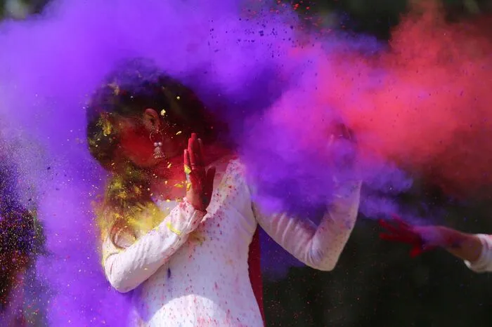 Kunterbunt sind die Straßen während des Holi-Festes, das den Frühlingsanfang symbolisiert.