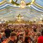 Nürnberg Frühlingsvolksfest 2024 - Bieranstich Die Festhalle Papert auf dem Nürnberger Volksfest war bis zum letzten Platz gefüllt, als Oberbürgermeister König den offiziellen Bieranstich durchführte. Nürnberg Bayern Deutschland *** Nuremberg Spring Folk Festival 2024 Beer tapping The Festhalle Papert at the Nuremberg Folk Festival was filled to capacity when Lord Mayor König performed the official beer tapping Nuremberg Bavaria Germany 20240330-6V2A8395-Bearbeitet