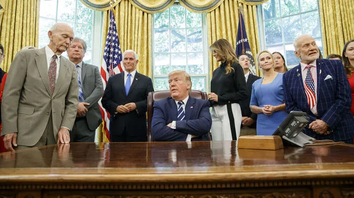 Michael Collins (links), Donald Trump, Buzz Aldrin (rechts)