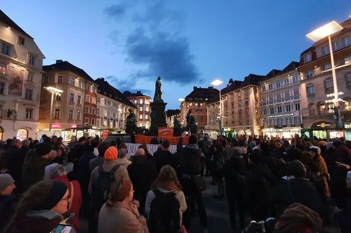 Bei der "Spontandemo" wurde gegen die Flüchtlingspolitik Österreichs protestiert, die auch die türkis-grüne Regierung selbst zunehmend belastet.