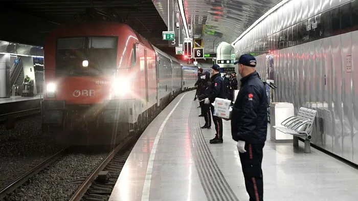 Nach wochenlangem Ringen ist am Montag in der Früh der erste Korridorzug mit Pflegepersonal aus Rumänien in Wien-Schwechat angekommen.