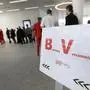 ABD0070_20240301 - SCHWECHAT - ÖSTERREICH: AUA-Mitarbeiter vor Beginn einer Betriebsversammlung des Betriebsrates Bord und der Gewerkschaft vida am Freitag, 1. März 2024, am Flughafen Wien-Schwechat. - FOTO: APA/ROBERT JAEGER