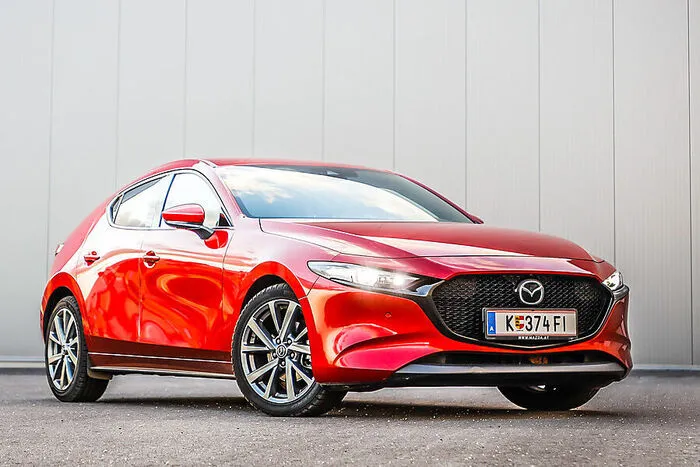 Der Dauerläufer. Der Mazda 3 war der Startschuss zu einer Modelloffensive der Japaner, die die Marke neu definiert hat. Samt neuem Motorenkonzept, einer Kreuzung von Diesel/Benziner. Der Mazda 3 beeindruckt als Dauerläufer ohne Probleme. Und er ist ein Designstück. Der Mazda 3 im Test mit Walter Röhrl.