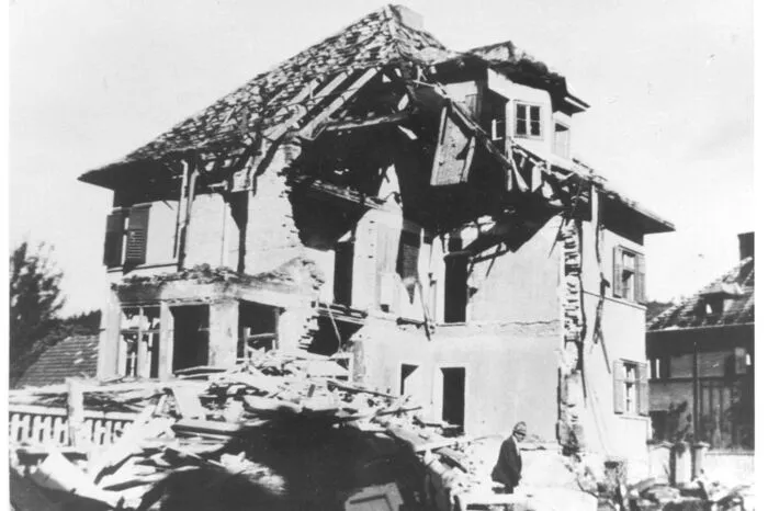 Spittal war aufgrund der verkehrsstrategisch wichtigen Lage häufiges Ziel von Bombardierungen. Hier das zerbombte Wöchnerinnen-Haus.