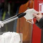 Ob Kunden im Einzelhandel Maske tragen - und zwar auch die richtige - muss stichprobenartig von den Handelsbetrieben kontrolliert werden