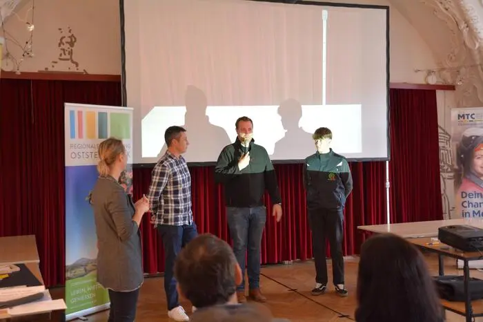 Zum Ende des Projekts, das im Schloss Pöllau stattfand, präsentierten die 14- bis 15-jährigen Schülerinnen und Schüler ihre Ergebnisse vor den anderen und bekamen schließlich Feedback zu ihren Werken von den Unternehmen.