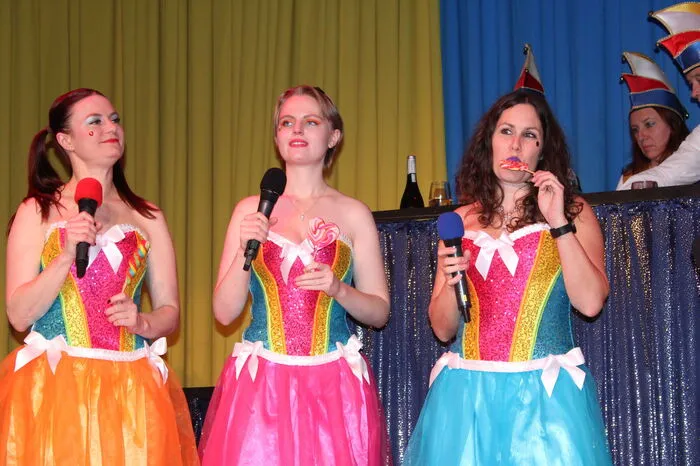 Eine süße Versuchung - die Sängerinnen mit dem Lollipop (v.li.) Katharina Schildberger, Selina Schildberger und Christina Kapeller.