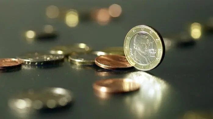 Euro-Münzen liegen auf einem Tisch