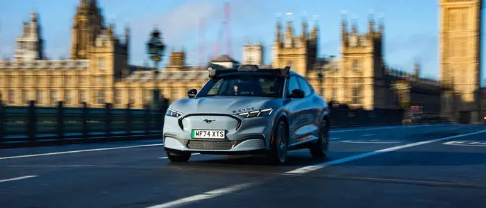 Ein Ford Mustang Mach E mit Wayve-Technologie für autonomes Fahren