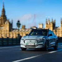 Ein Ford Mustang Mach E mit Wayve-Technologie für autonomes Fahren