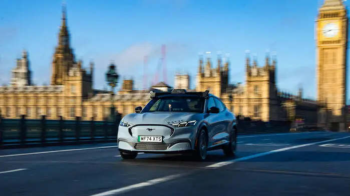 Ein Ford Mustang Mach E mit Wayve-Technologie für autonomes Fahren