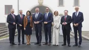 ABD0016_20251114 - SEGGAUBERG - ÖSTERREICH: von links Landeshauptmann von Oberösterreich, Thomas Stelzer (ÖVP), Landeshauptmann von Kärnten, Peter Kaiser (SPÖ), Landeshauptfrau von Salzburg, Karoline Edstadler (ÖVP), Landeshauptmann Mario Kunasek (FPÖ), Landeshauptmann von Vorarlberg, Markus Wallner ÖVP), Landeshauptfrau von Niederösterreich, Johanna Mikl-Leitner (ÖVP), Landeshauptmann von Wien, Michael Ludwig (SPÖ), und Landeshauptmann von Tirol, Anton Mattle (ÖVP) am Freitag, 14. November 2025, anl. der Landeshauptleutekonferenz im Schloss Seggau in Seggauberg. - FOTO: APA/ERWIN SCHERIAU