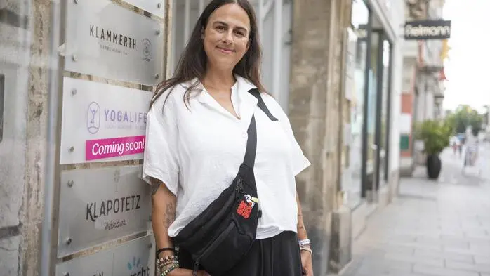 Nicki Vellick vor ihrem neuen Studio-Standort in der Herrengasse. Das Firmenschild hängt bereits.