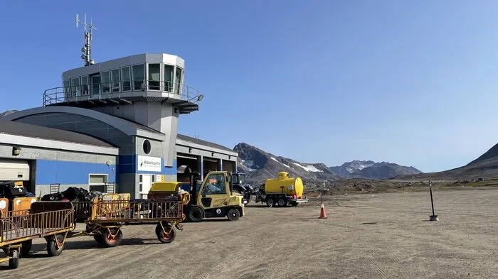 Flugplatz Kulusuk mit Schotterpiste. Bei Schlechtwetter ist der Ort tagelang nicht erreichbar