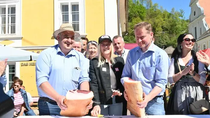 Den Auftakt bildete der festliche Einzug der Speckkrone, gefolgt vom traditionellen Speckanschnitt durch Skirennläuferin Kathi Truppe gemeinsam mit den heimischen Produzenten. Insgesamt 23 Aussteller, darunter Vereine, Gastronomiebetriebe und fünf Speckproduzenten, sorgten für ein breites kulinarisches Angebot.