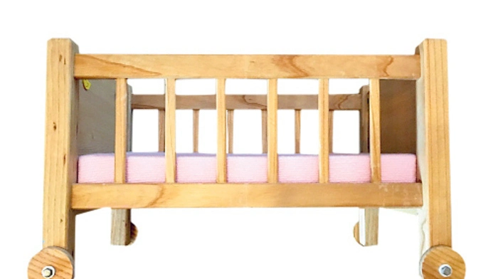 Auch so manche Rarität findet sich auf Flohmärkten. Wie dieses selbst gebaute Holzpuppenbett. Gekauft wurde es für 4 Euro. Sucht man online danach, kommt man auf rund 30 Euro und mehr.