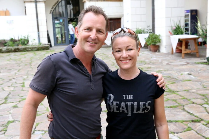 Übrigens: Fest mitswingen sah man unter anderen die Dancing-Stars Andy und Kelly Kainz (Foto), die Unternehmer Wolfgang Müller und Andreas Wotke, Bürgermeister Franz Pirolt, den Kärntner Apothekerpräsidenten Paul Hauser, Trafikant Wolfgang Eberdorfer, Musiker Heli Pirker, Landwirt Günther Haas sowie 24 Jugendliche aus 16 Nationen, die im Rahmen des „Lions-Jugendcamps“ derzeit in Kärnten auf Besuch sind. 