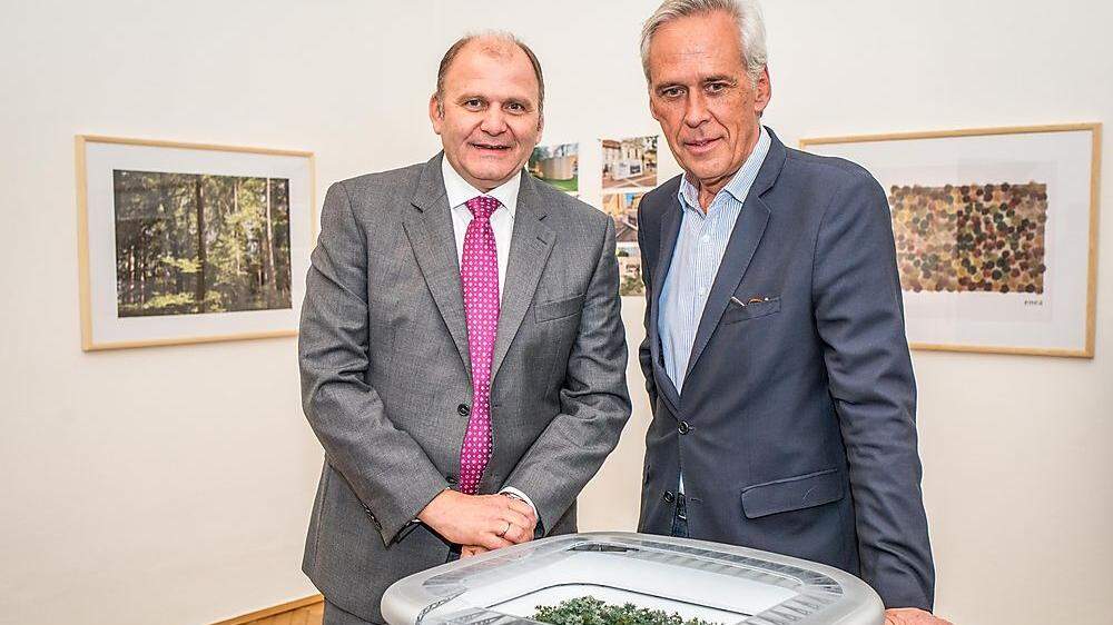 Als im Oktober 2018 die „Villa For Forest“ war das Verhältnis von Herbert Waldner (links) und Klaus Littmann noch intakt. Als das Projekt im Stadion realisiert wurde, war dem nicht mehr so