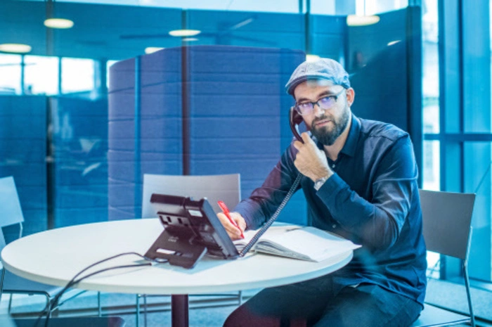 Redakteur Ulrich Dunst bei der Recherche. Das Rückgrat journalistischer Arbeit nimmt den zentralen Teil des Arbeitstages ein. Mit den Ressortverantwortlichen und den Deskchefs werden die Inhalte für Printzeitung, App und Online besprochen und gewichtet.