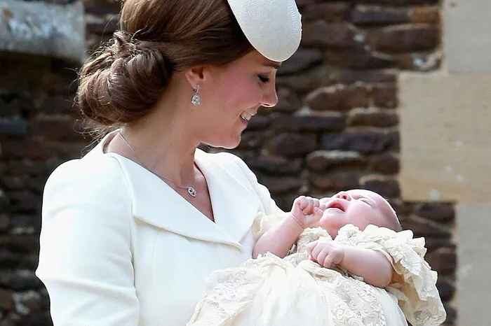 Prinzessin Charlotte – mit vollem Namen "Her Royal Highness Princess Charlotte Elizabeth Diana of Cambridge" – wurde am 2. Mai 2015 als zweites Kind von Herzogin Kate und Prinz William in London geboren.