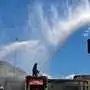 Feuerwehrmänner löschen ein Gebäude