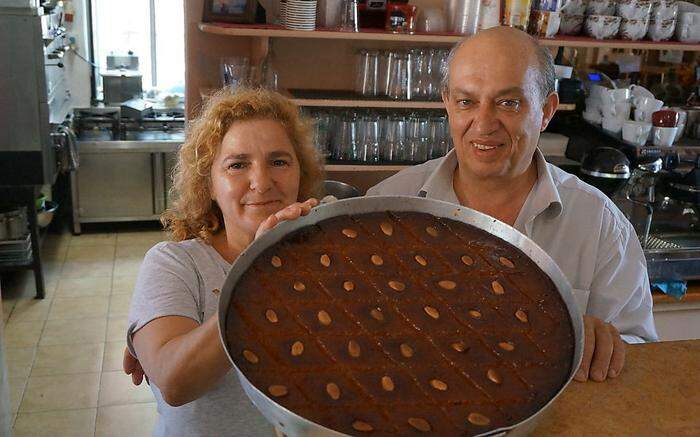Spezialität auf der Insel Ithaka: Rovani. Maria und Makis Lekatsas vom Café Margarita stellen die Süßspeise ganz traditionell her 