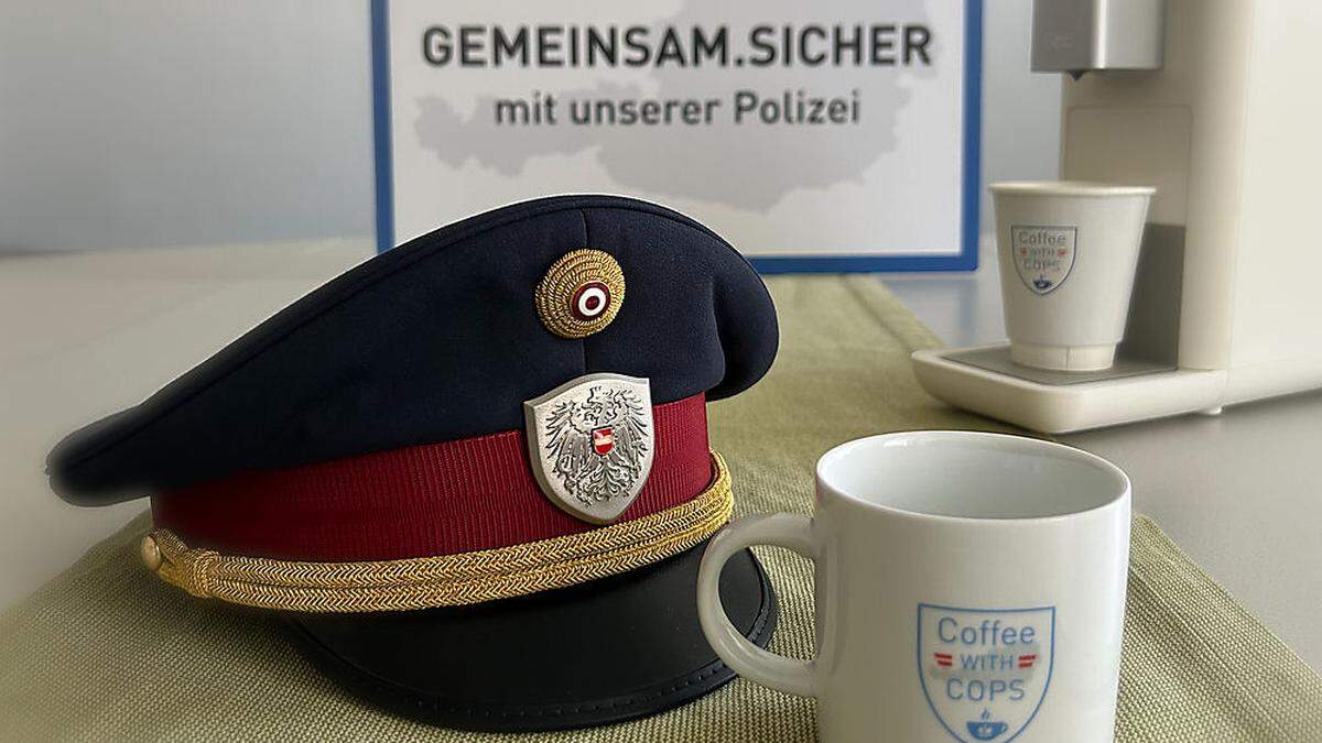 Bei einer Tasse Kaffee tauschen sich Polizei und Bevölkerung auf Augenhöhe aus