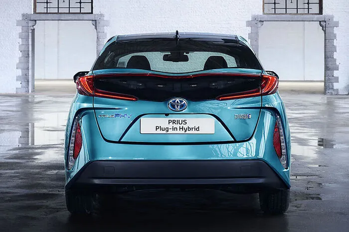 Trotz höherer Batteriekapazität nimmt das Aufladen der Batterien per Typ II Mode III Ladestecker nur zwei Stunden in Anspruch, an einer haushaltsüblichen 230-Volt-Steckdose dauert es drei Stunden und zehn Minuten.