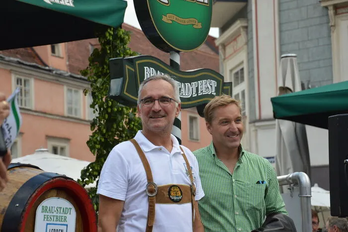 Hans Knauß (rechts) ist ein prominenter Gast beim Bierfest. Der ehemalige alpine Skirennläufer wird seit Jahren von Gösser gesponsort. "In der Tat ist der Vertrag mit Gösser der längste Sponsorvertrag den ich habe", erinnert er sich. "Mit Gösser am Kopf habe ich in Kitzbühel gesiegt, in der Nacht darauf ist noch reichlich Gösser Bier geflossen."