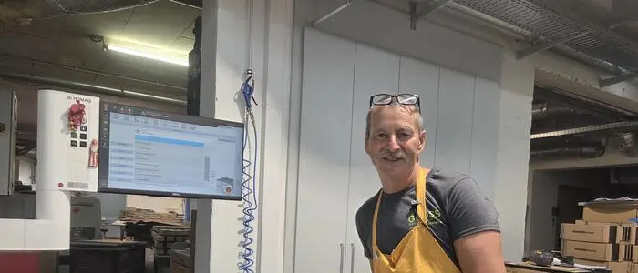 Seit 40 Jahren fertigt Franz Lipp (61) für die Einrichtungswerkstätte Gross in Weinberg an der Raab Werkstücke aus Holz an
