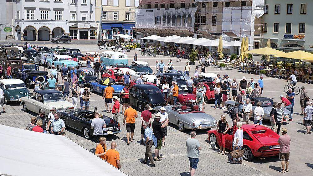 Zahlreiche Zuschauer bestaunten die historischen Fahrzeuge auf dem Brucker Hauptplatz