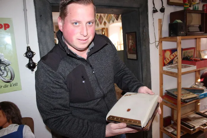 Mobiler Schallplattenspieler Ein besonderes Stück im Museum ist dieser tragbare Schallplattenspieler der ersten Generation, ein Philipps Mignon aus den 1950er-Jahren.