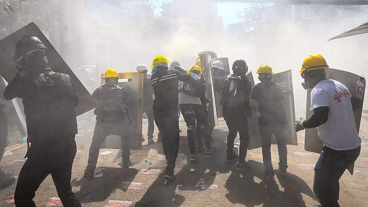 Die Demonstranten fordern seit fünf Wochen die Freilassung und Wiedereinsetzung der festgesetzten Regierungschefin Aung San Suu Kyi.