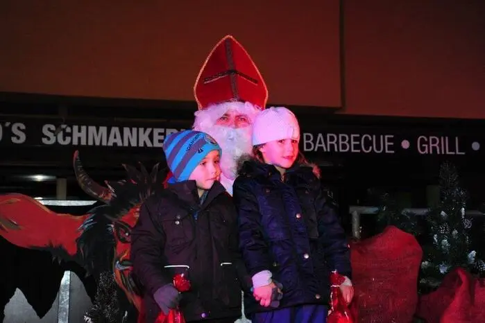 Zuerst verteilte der Nikolaus an die Kinder Geschenke.