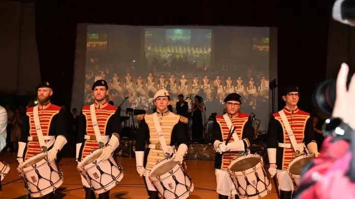 Der Ball begann mit einem spektakulären Auftakt: Das Trommlerkorps marschierte mit energiegeladenem Trommelwirbel in den Ballsaal und bot eine beeindruckende Darbietung. 