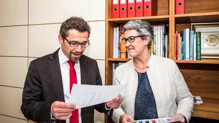 Das neue Gemeindeoberhaupt, Manuel Müller, mit Paternions Amtsleiterin Andrea Eberwein bei der Verkündung des Wahlergebnisses