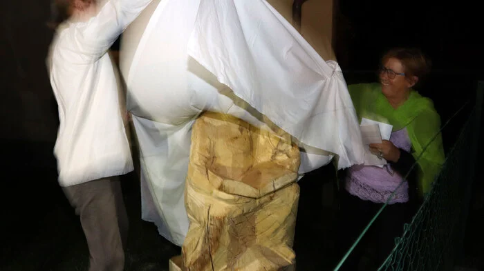Enthüllung der Holzskulptur „Die Lesende“ durch den Holzkünstler Simon Nickles und Hildegard Steiner, der Obfrau der Drehscheibe Glödnitz.