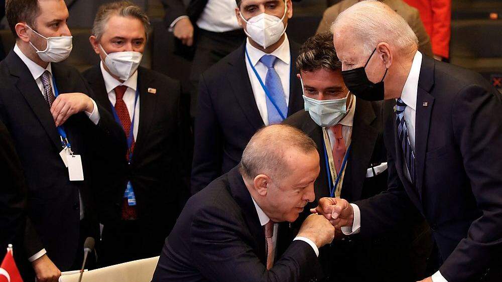 Corona-Faustgruß unter Nato-Verbündeten: Erdogan und Biden sprachen in Brüssel auch unter vier Augen